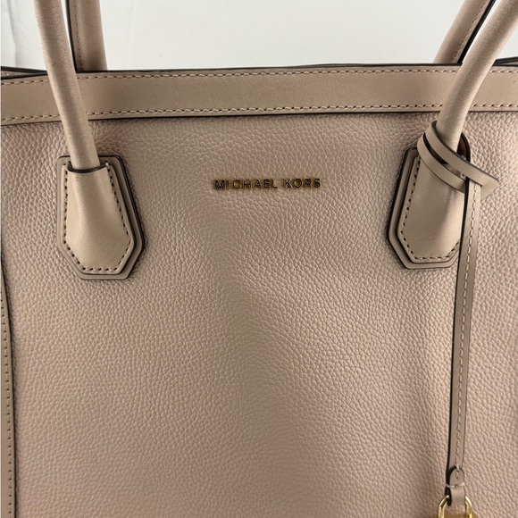 Michael Kors Beige Tote Bag - Picture 3 of 7